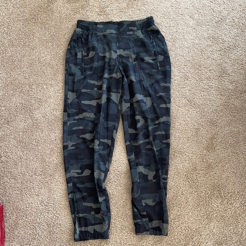 Old navy strechtech camo pants